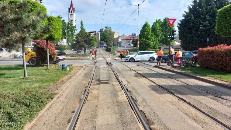 Dugó alakult ki a Vitéz és a Téglavető sugárutak kereszteződésében a felmart aszfalt miatt