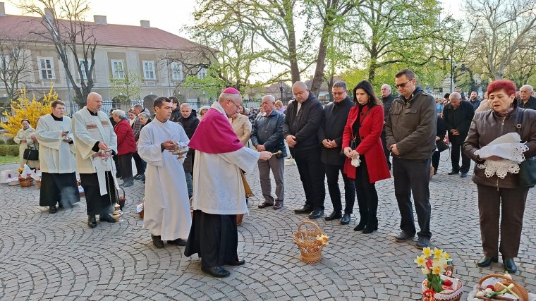 Ételszentelés zajlott húsvétvasárnap reggel a nagyváradi székesegyház előtti téren | FOTÓK és VIDEÓK