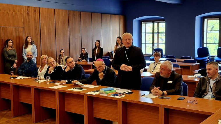 Az üzleti etika, a katolikus egyház tanítása és az AI kapcsolatáról szerveztek konferenciát Nagyváradon