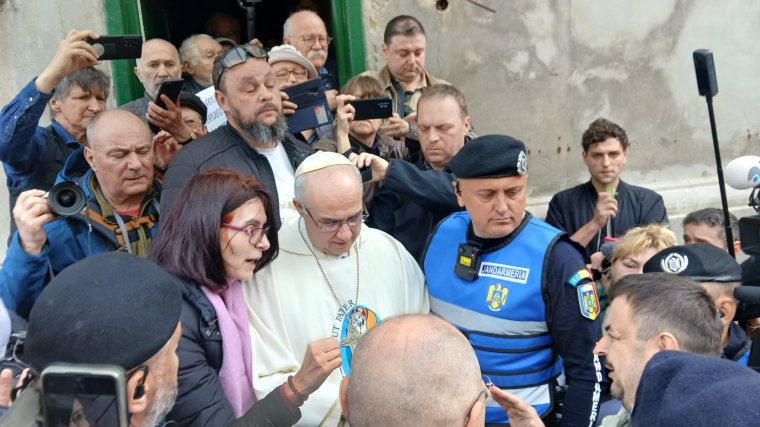 Csendőrök a premontrei rendháznál: mise közben érkezett a végrehajtó | FOTÓK és VIDEÓK