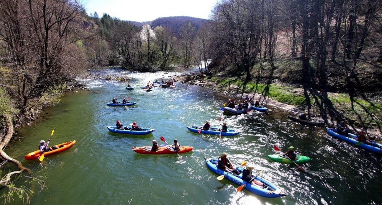 Megnyitották a raftingszezont a Révi-szorosban