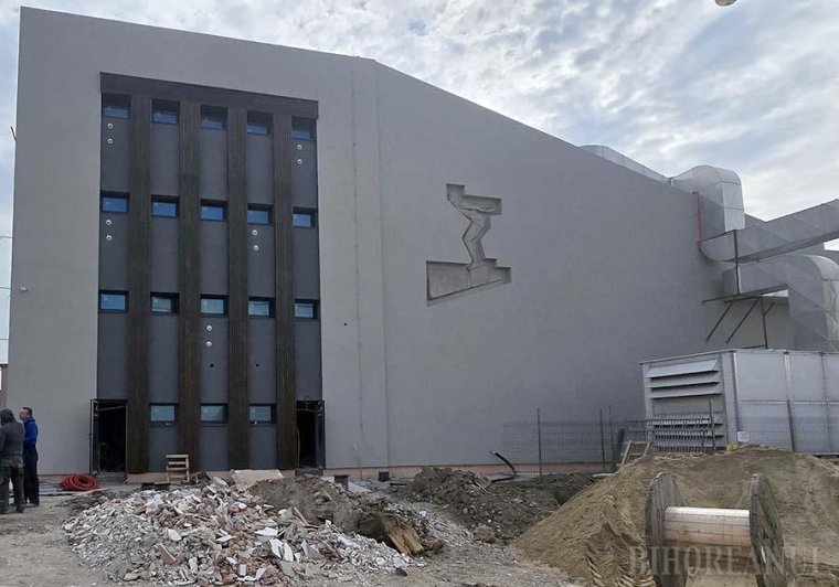 Felújítás közben eltüntették a domborművet a Crișul uszodánál