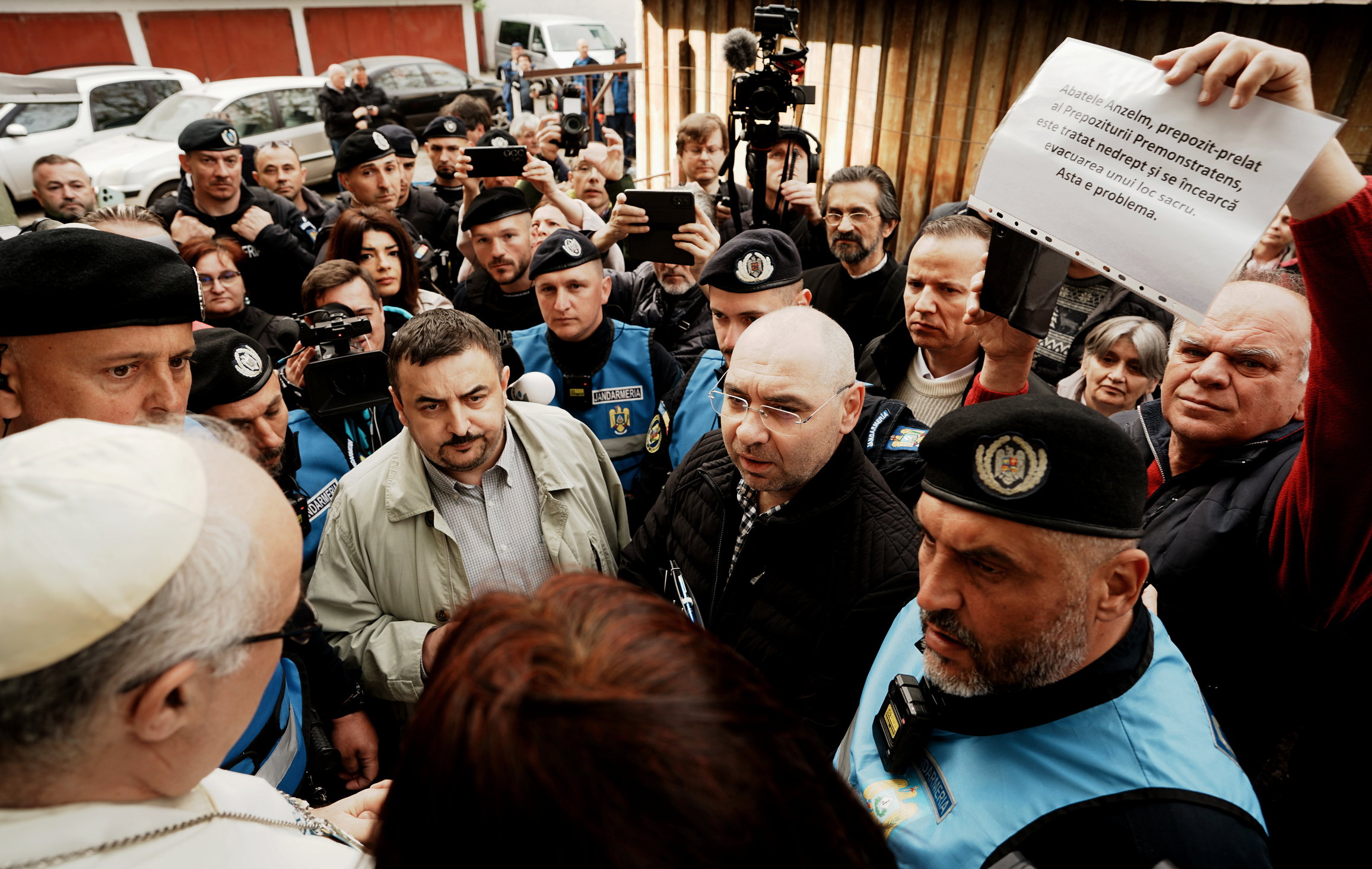 Megkezdődött Fejes Rudolf Anzelm kilakoltatása Nagyváradon: az apát szerint jogsértő az eljárás