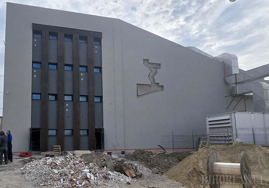 Felújítás közben eltüntették a domborművet a Crișul uszodánál