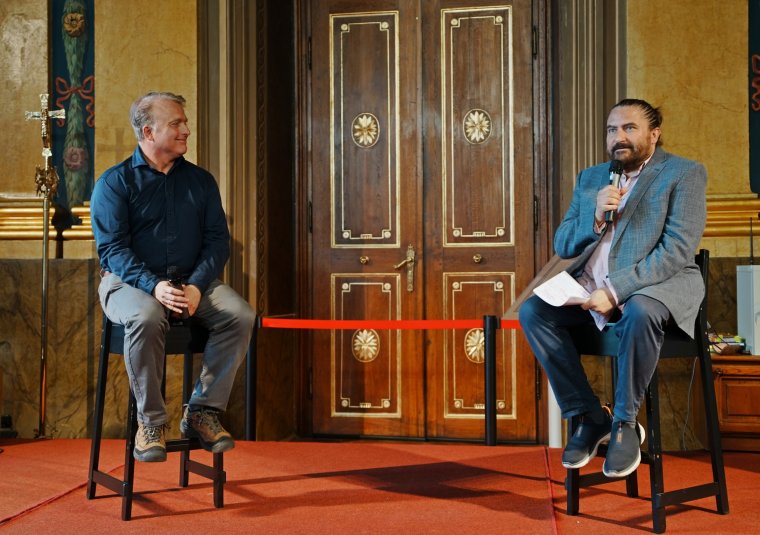 Hitről, művészetről, életről beszélgettek Lackfi János költővel a római katolikus püspöki palotában