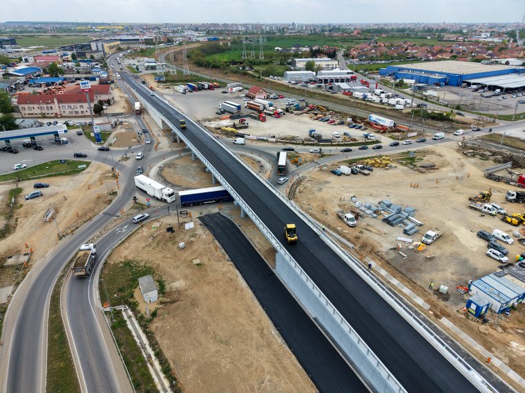 Az utolsó aszfaltréteget öntik a Metro mellett épülő felüljárón