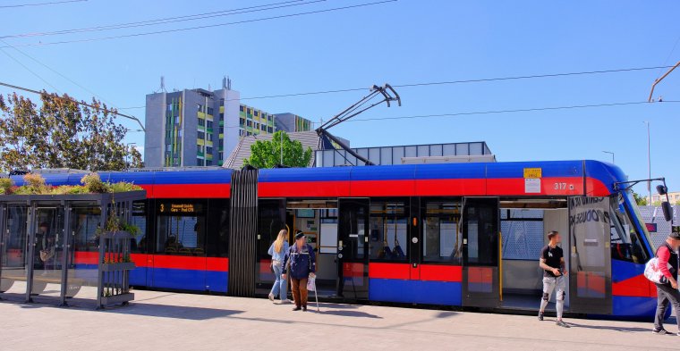 Meghosszabbított menetrend szerint járnak a buszok és villamosok a Majális alatt
