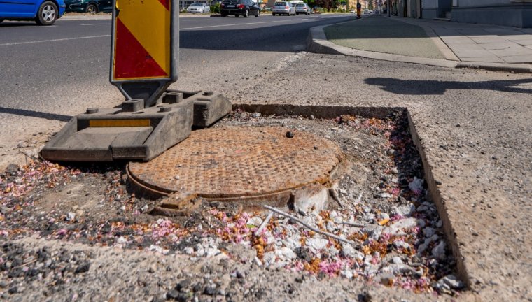 Várhatóan a hónap közepéig tart a csatornafedelek cseréje a Kolozsvári úton