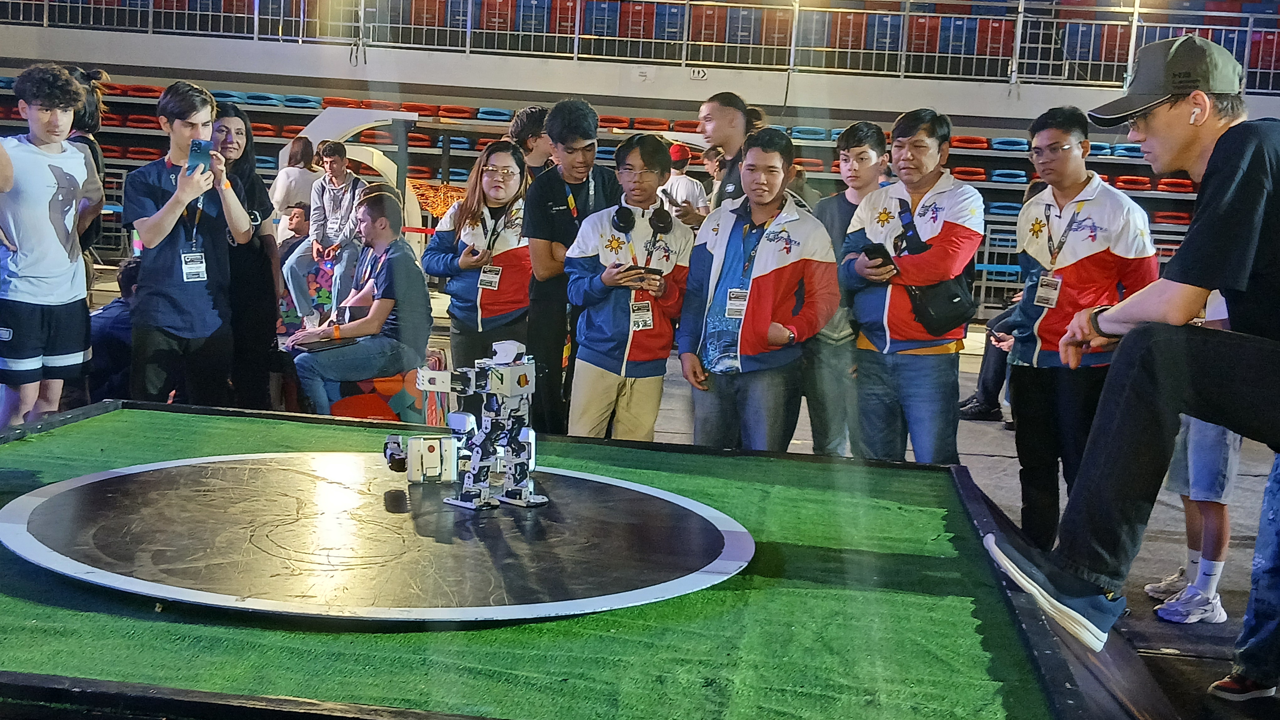 Látványos robotcsaták várják a közönséget Nagyváradon: szombaton folytatódik a robotika bajnokság