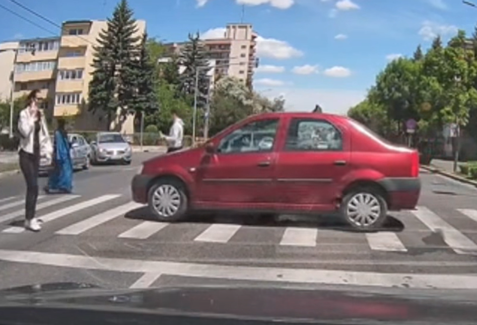 Gyalogosnak „képzelte” magát egy autó, a jelzőlámpa zöld jelzésénél együtt gurult a járókelőkkel