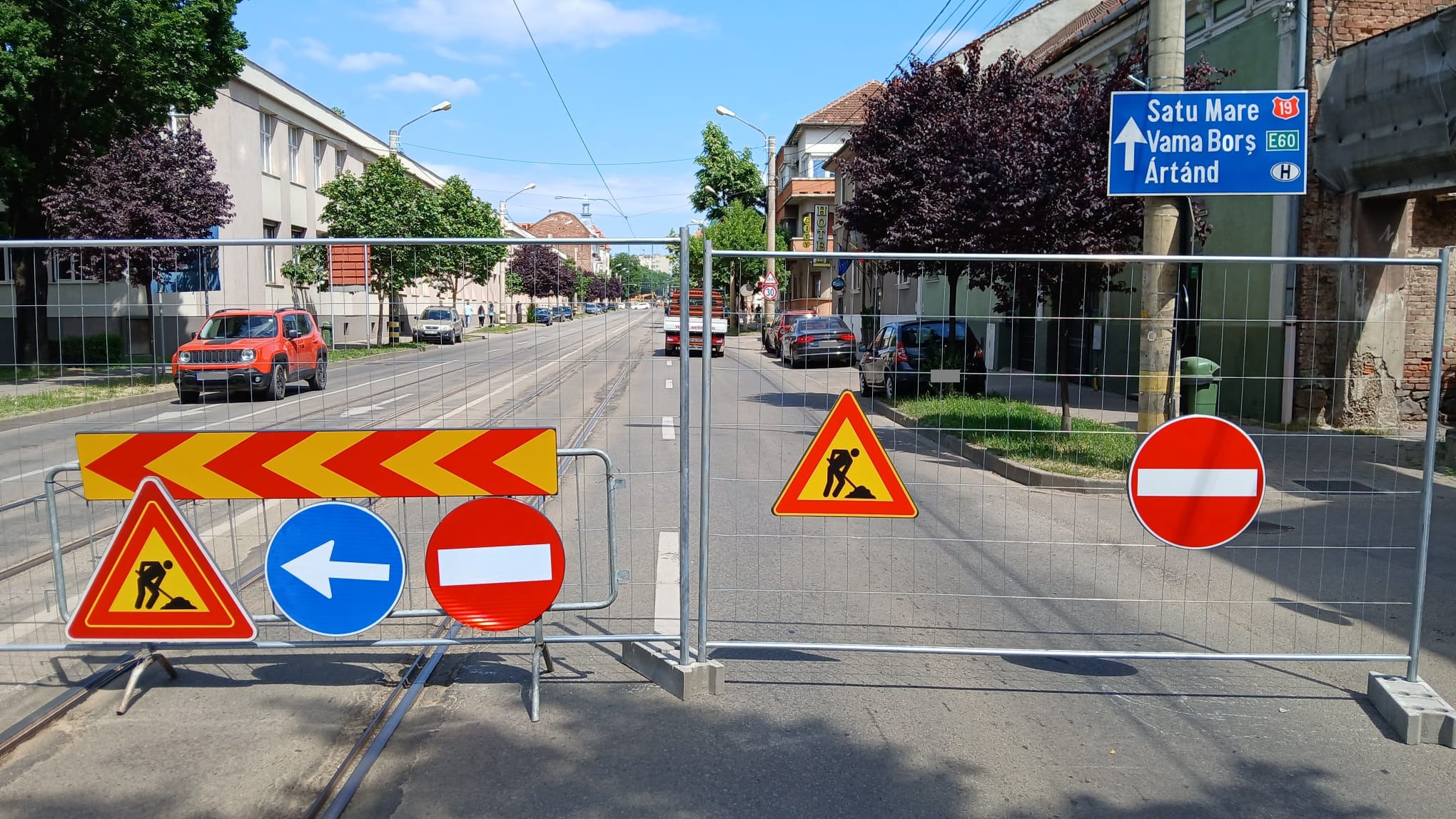 Új körforgalmak, lezárt utcák, terelések: felfordult a közlekedés Nagyvárad központjában