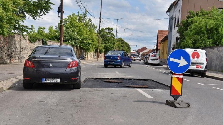 Június elejéig eltarthat a csatornafedelek cseréje a Kolozsvári úton és környékén