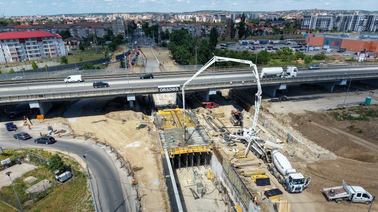 Elkezdték önteni az Aradi úton épülő aluljáró betonfödémjét
