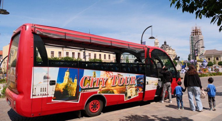 Ismét közlekedik a városnéző busz, a gyerekek kedvezményesen utazhatnak