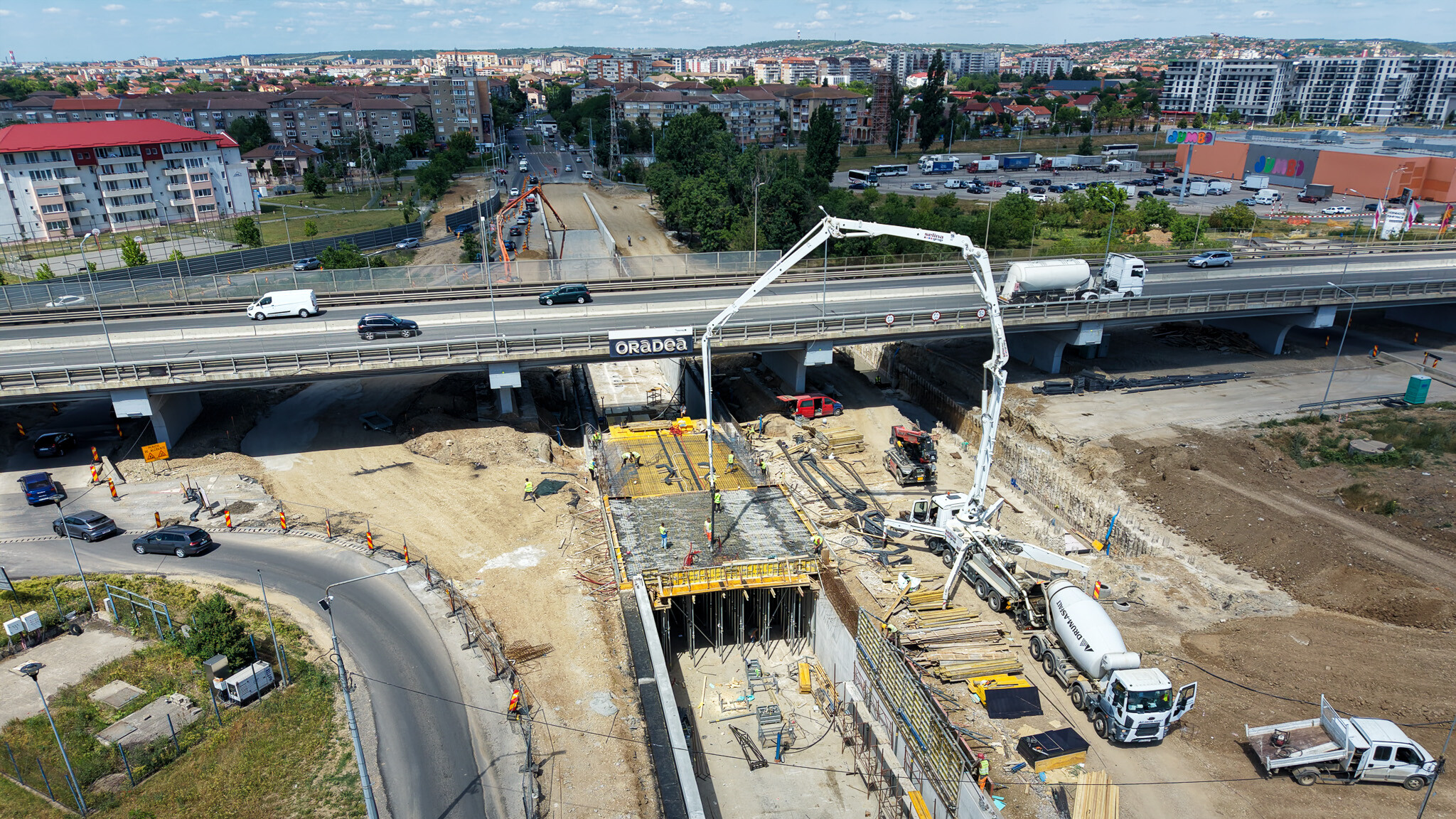 Elkezdték önteni az Aradi úton épülő aluljáró betonfödémjét