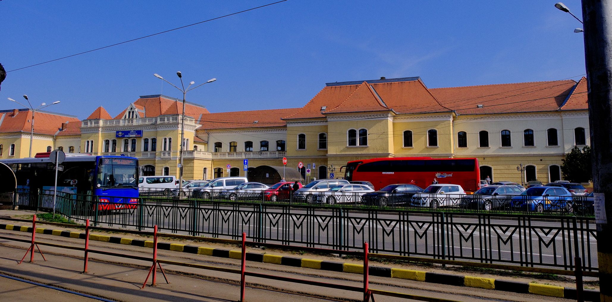FRISSÍTÉS | A távolsági buszjáratokat nem érinti a Fő utca lezárása, a vonatállomás előtti parkolót azonban igen