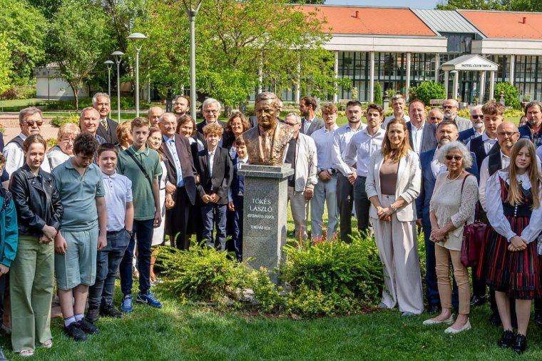 Felavatták a Tőkés-szobrot Lakiteleken