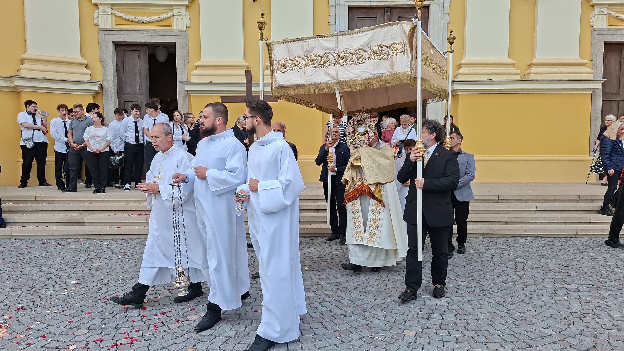 Úrnapi körmenetet tartottak a nagyváradi székesegyház előtti téren