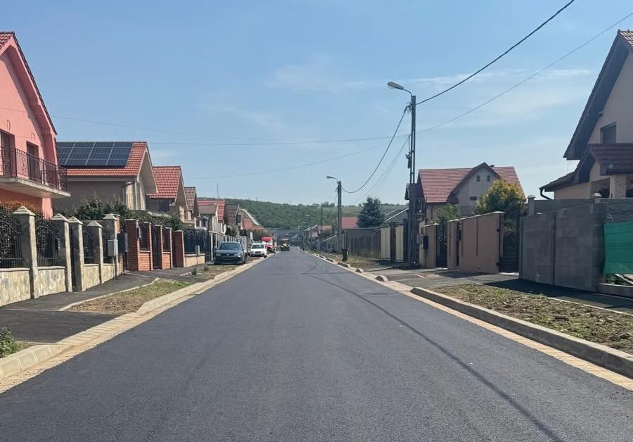 Jól halad a Bajor Andor utca felújítása, már a kopóréteget is leterítették