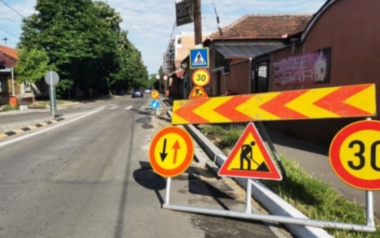 Forgalomkorlátozások lépnek életbe a Dragoș Vodă utcán a vasúti felüljáró építési munkálatai miatt