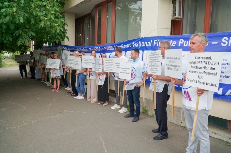 Fináncok tüntettek az adócsalásellenes hivatal nagyváradi regionális székházánál