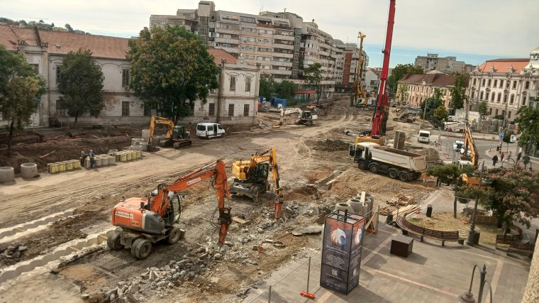 Zakatoló fúrógépek, lezárt utcák – így néz ki most a vasútállomás és a Körös áruház környéke | VIDEÓ
