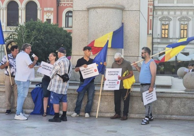„Vagy tisztességes igazságszolgáltatást, vagy forradalmat” – maroknyi tüntető gyűlt össze Nagyváradon