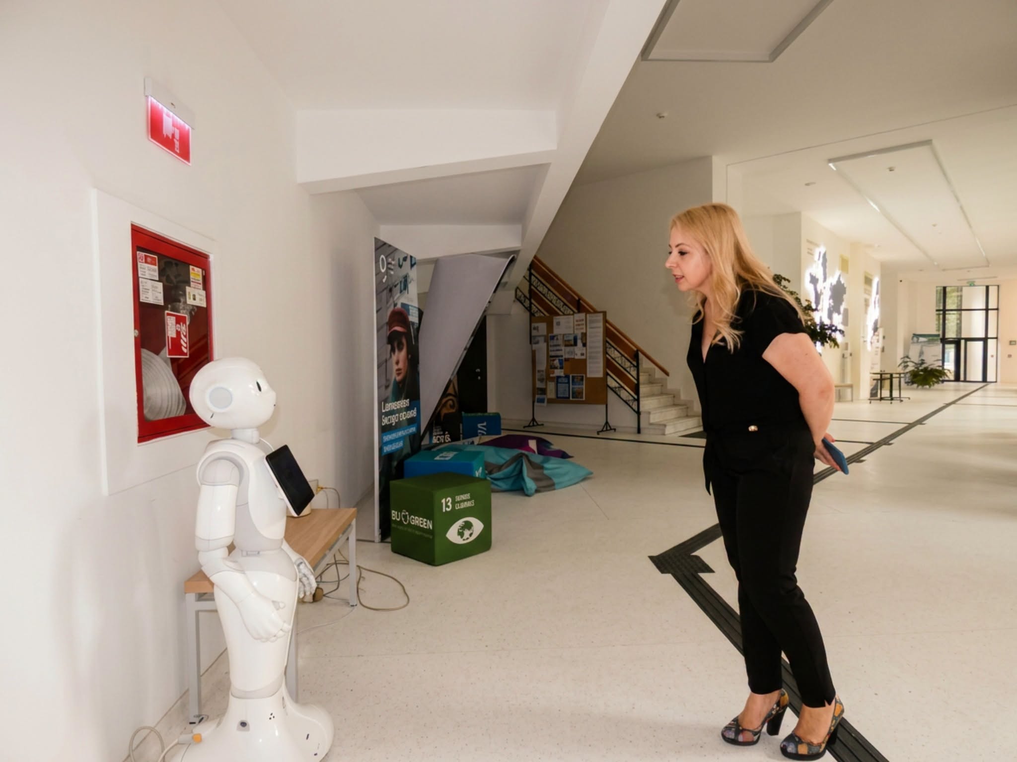 Pepper, a humaniod robot segíti a felvételizőket a váradi egyetem közgazdasági karán