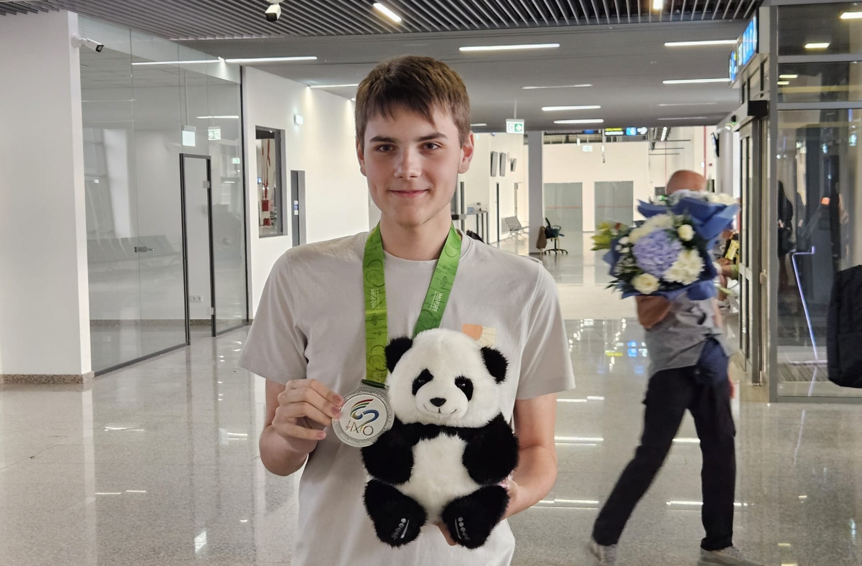 Tapssal és virágokkal fogadták Mihai Ardeleant, aki ezüstéremmel tért vissza Shanghaiból