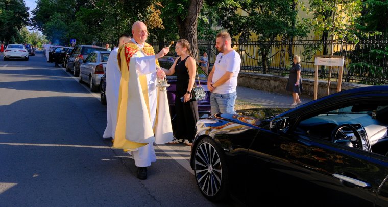 Gépjárműveket áldottak meg a nagyváradi római katolikus székesegyház mellett