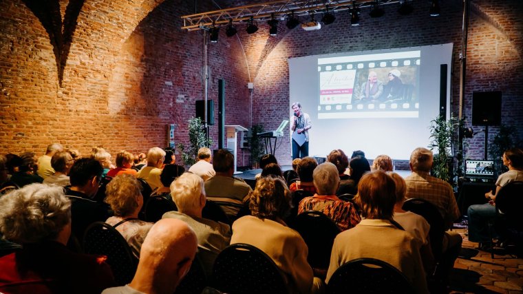 Filmmel és közös élménnyel ünnepelték a nagyszülőket és időseket Nagyváradon
