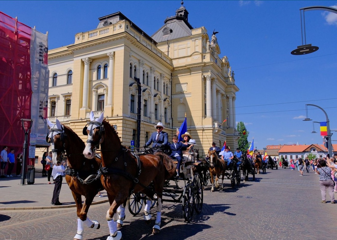 Fogathajtók vonulnak végig szombaton Nagyvárad belvárosán