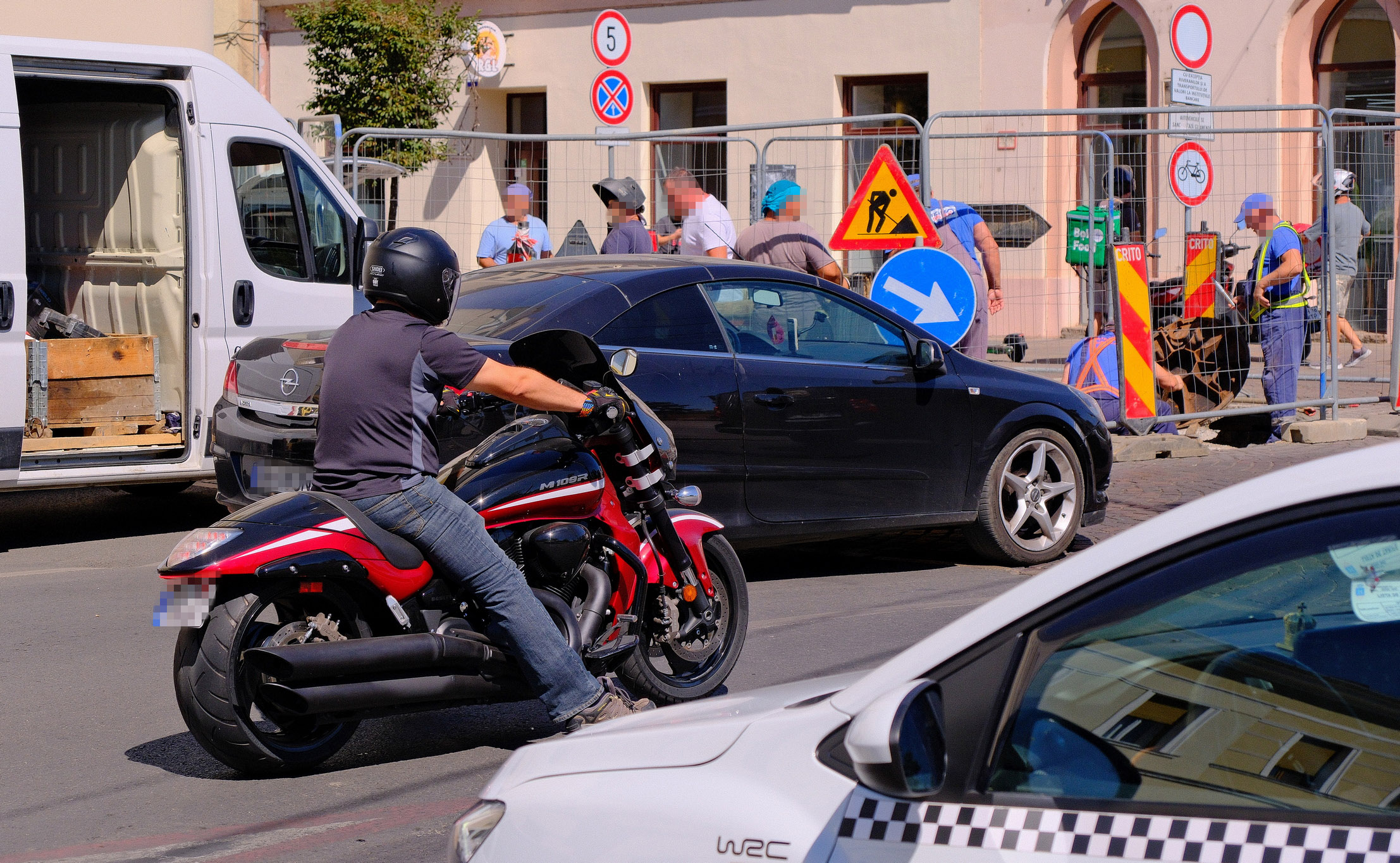 Könnyítés: motorkerékpárok és robogók is használhatják a tömegközlekedési sávokat