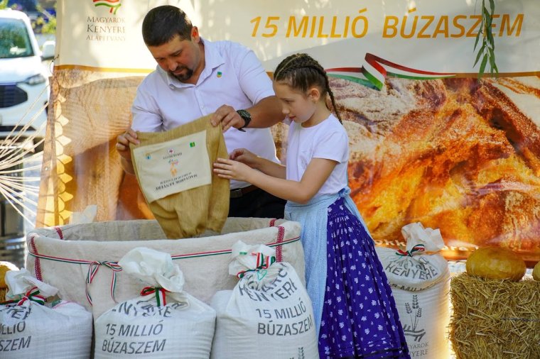 Magyarok Kenyere 2026: összeöntötték a Bihar megyei gazdák búzaadományát
