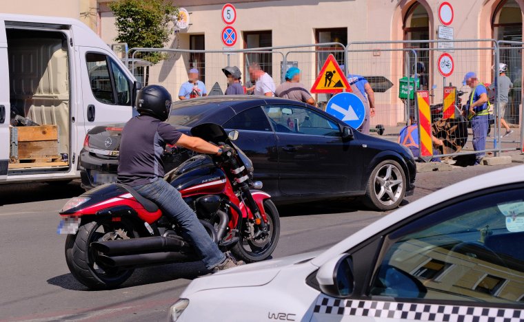 Könnyítés: motorkerékpárok és robogók is használhatják a tömegközlekedési sávokat