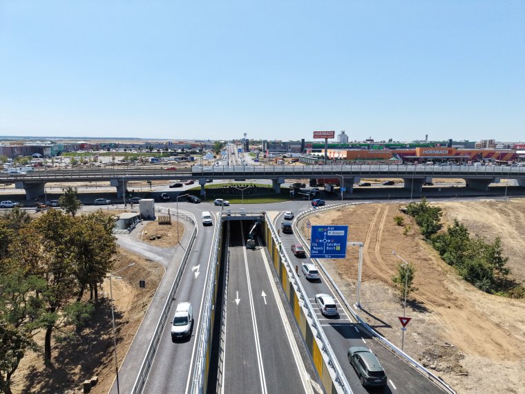 Gondot okoz a torlódás a környéken, újabb forgalmi sávot alakítanak ki az Aradi úti aluljáró mellett