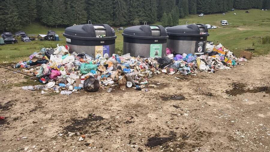 Szeméthegyek a népszerű kirándulóhelyen: felelős magatartásra kérik a turistákat