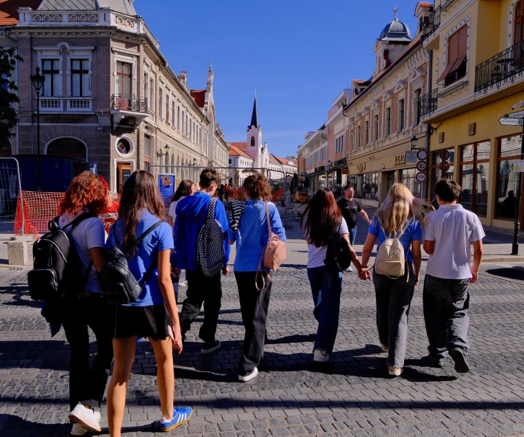 A szenátusban elfogadták, a képviselőházon áll a döntés a kötelező iskolai egyenruha kapcsán