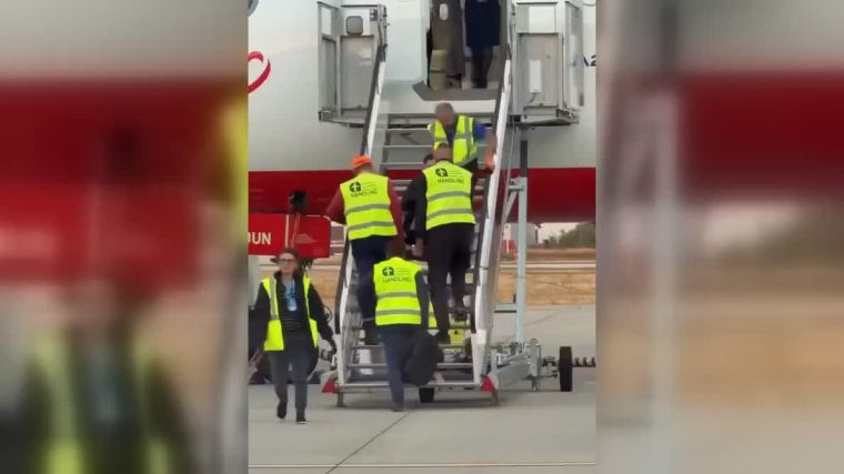 „Melyik évszázadban élünk?” – kézben vitték fel a repülőre Váradon a kerekesszékes utast | VIDEÓ