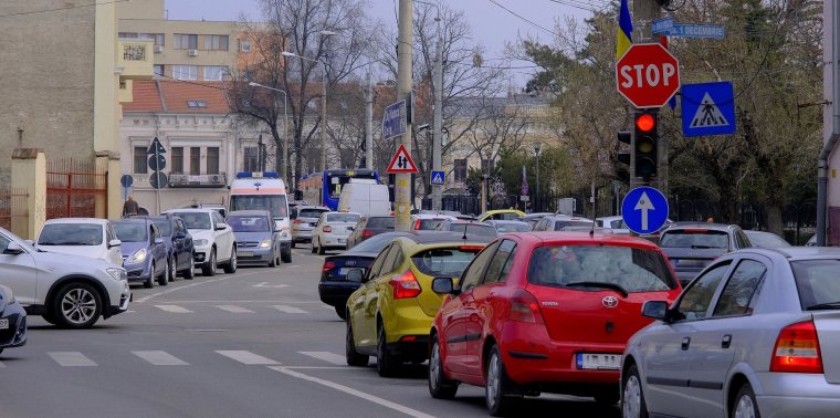 Nem engedi besorolni a másikat? Bírságolhatóvá tennék a cipzárelv megszegését