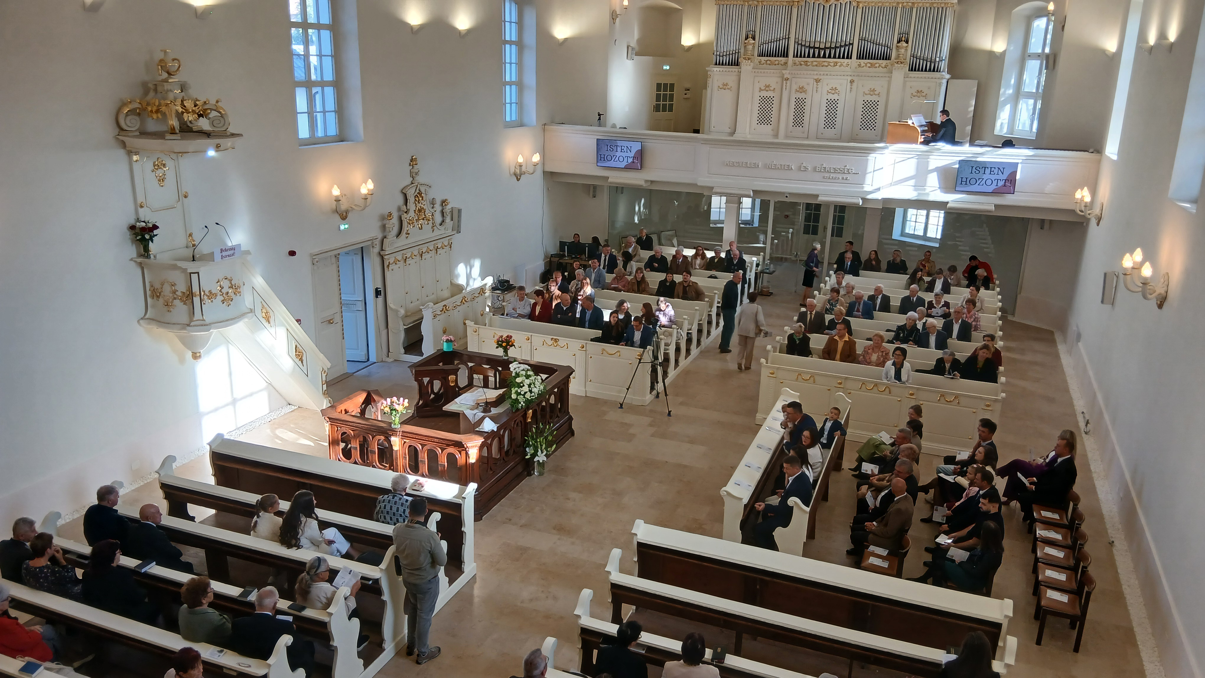 Két év után hazatért a gyülekezet a megújult olaszi református templomba