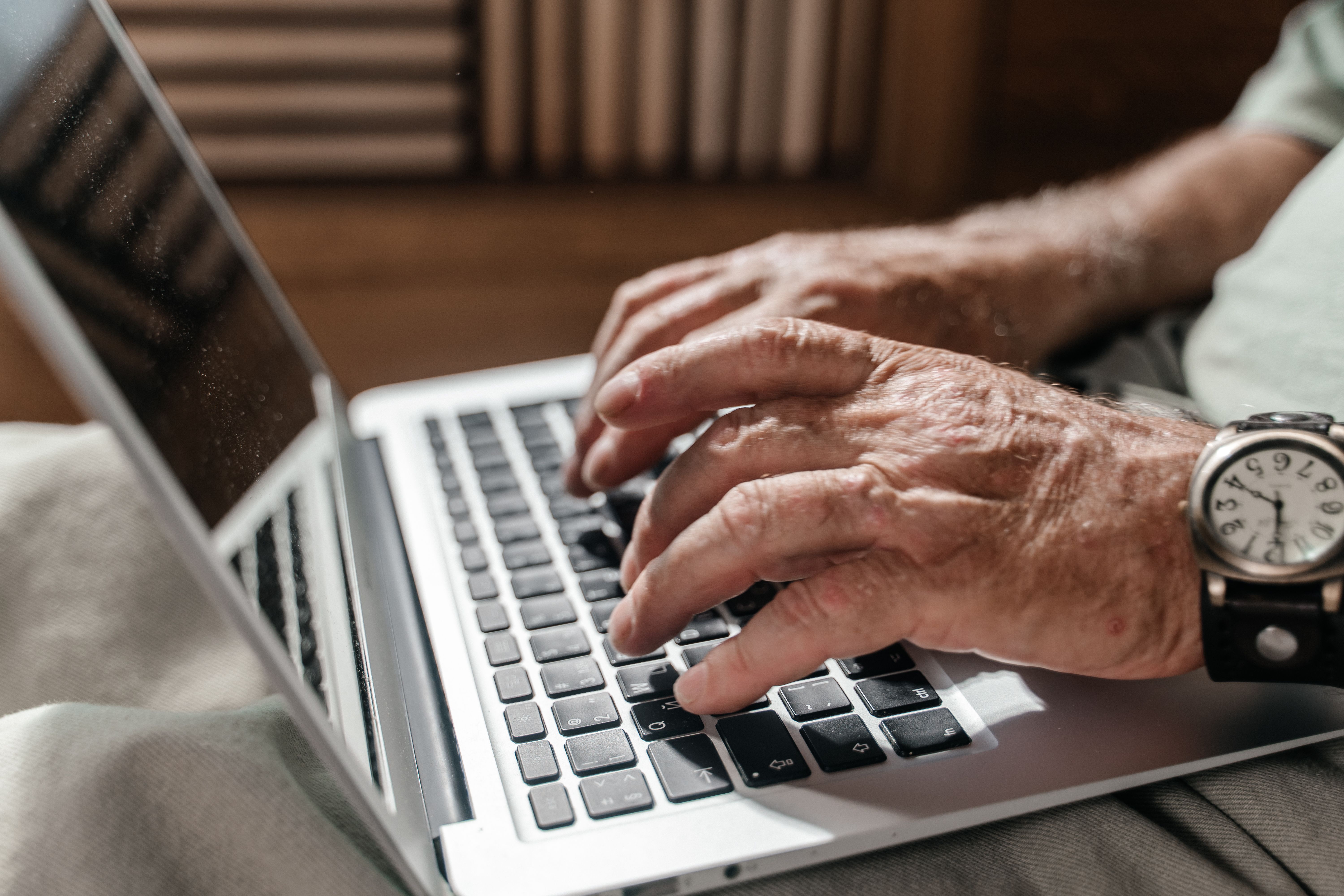 Digitális tanfolyamokat indítanak nagyváradi időseknek