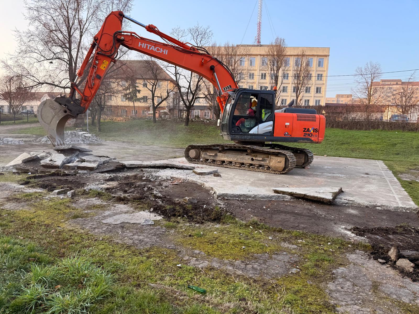 Megkezdődtek a munkálatok a váradi vársáncban