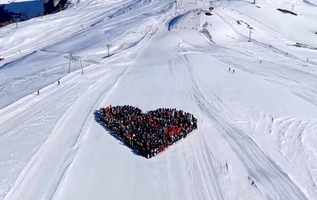 Hatalmas szívalakzattal emlékeztek meg a crans-montanai tűz áldozatairól | VIDEÓ