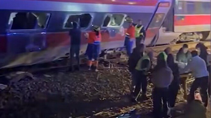 Több mint húszan vesztették életüket egy vonatbalesetben Spanyolországban | VIDEÓ