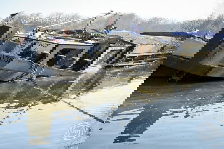 Román felségjelzésű teherszállító uszály kapott léket Vámosszabadinál