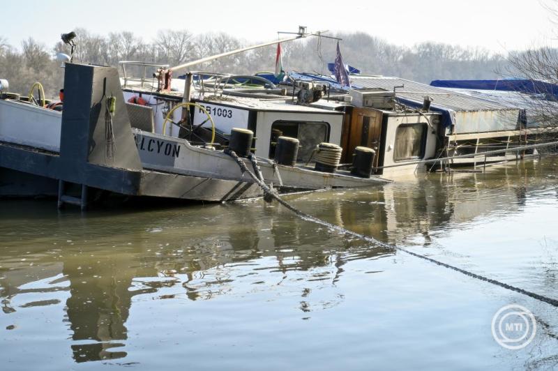 Román felségjelzésű teherszállító uszály kapott léket Vámosszabadinál