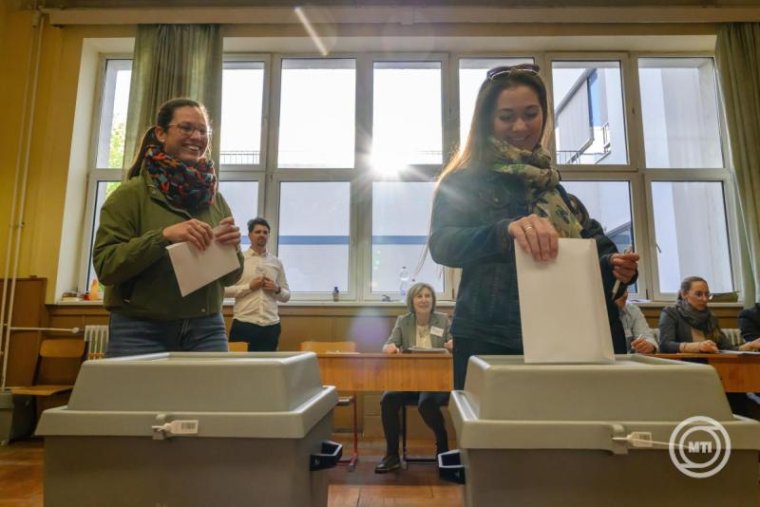 Sorban állnak az emberek a szavazófülkéknél Magyarországon – megvannak a 13 órás adatok