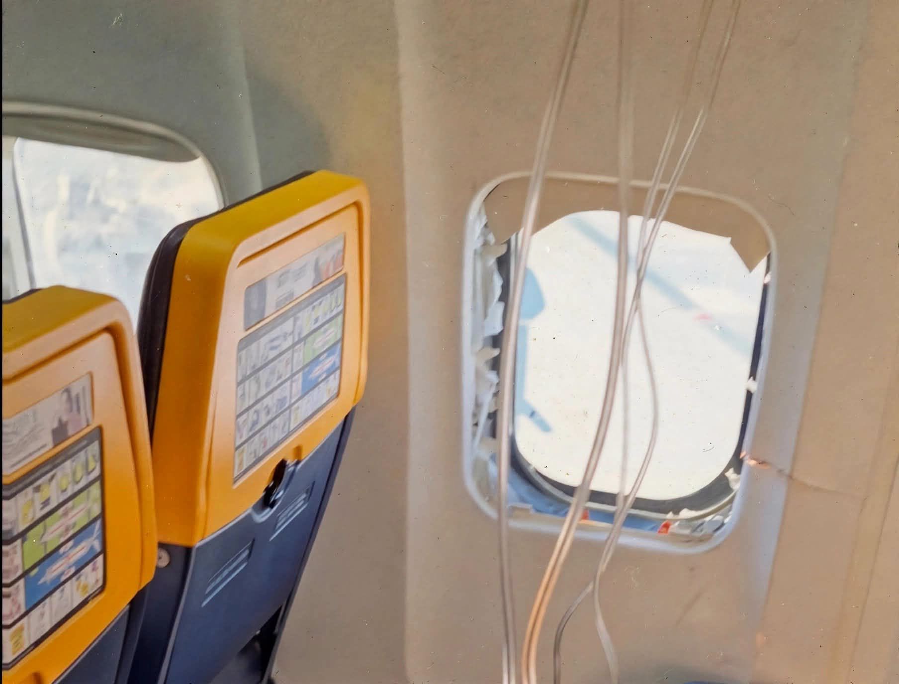 Sokkoló jelenetek egy Ryanair-gépen: a levegőben tört be az egyik ablak, egy férfi teste beszorult a nyílásba