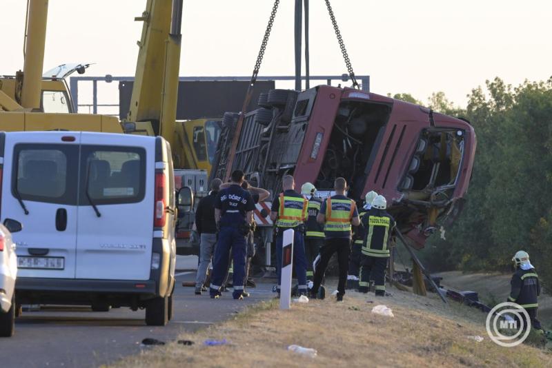 Több halálos áldozata van az M3-as autópályán történt buszbalesetnek